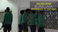 Video momen saling intip beberapa pemain kedua tim jelang laga Timnas Indonesia kontra Vietnam di latihan.