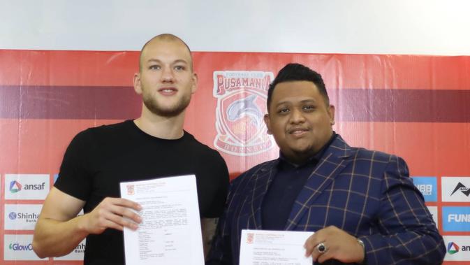 Borneo FC memperkenalkan pemain asing anyar asal Belanda, Jan Lammers, Sabtu (2/2/2019). (dok. Borneo FC)