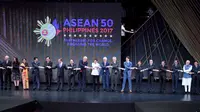 Jabat tangan ASEAN way di KTT ASEAN 2017 di Manila, Filipina (Sumber: Kemlu RI)