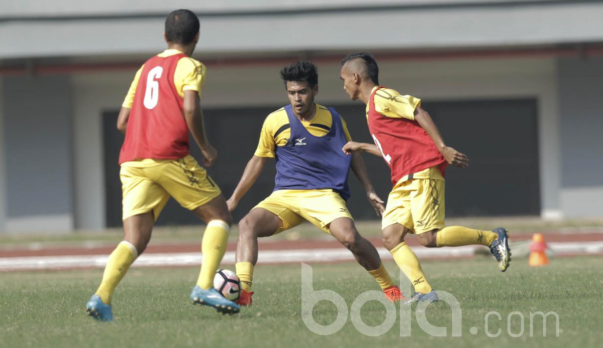 Pemain Semen Padang, Novan Setya Sasongko, saat mengikuti sesi latihan di Stadion Patriot Bekasi, Jumat, (19/05/2017). Latihan tersebut merupakan persiapan jelang lawan Bahayangkara FC. (Bola.com/M Iqbal Ichsan)