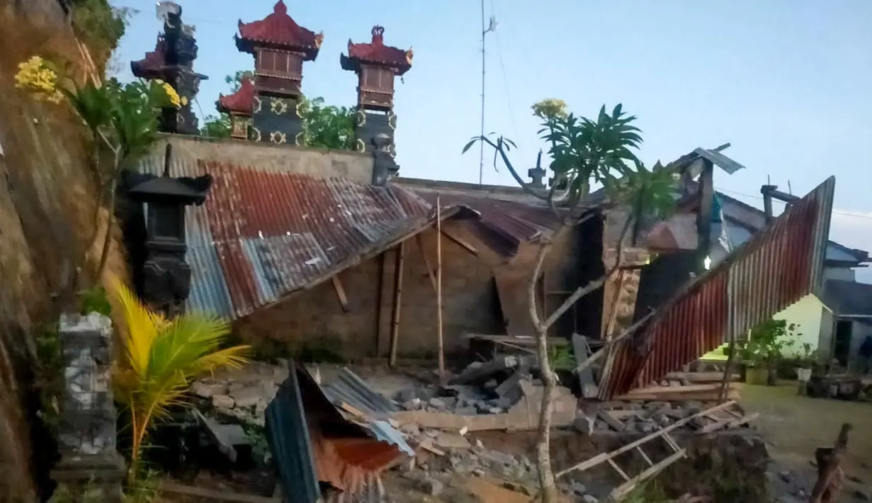 Rumah-rumah yang runtuh setelah gempa bumi yang terjadi di Karangasem, Bali, Sabtu (16/10/2021). Gempa bumi dengan magnitudo 4,8 SR terjadi di darat pada jarak delapan kilometer barat laut Karangasem dengan kedalaman 10 km pada Sabtu pukul 04.18 Wita. (Handout / BALI BPBD / AFP)
