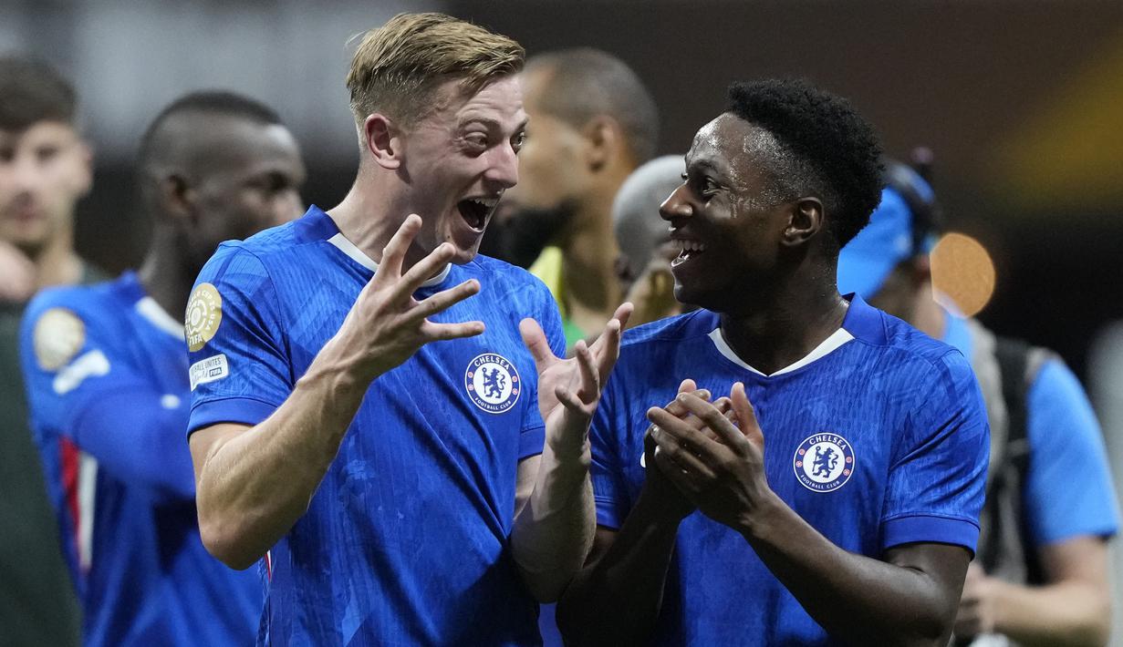Pemain Chelsea, Liam Delap merayakan kemenangan bersama rekannya setelah laga Grup D Piala Dunia Antarklub 2025 melawan LAFC di Mercedes Benz Stadium, Atlanta, Amerika Serikat, Selasa (17/06/2025) WIB. (AP Photo/Brynn Anderson)