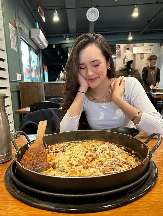 Sama seperti di Myeongdong, Beby Tsabina terlihat anggun dengan menggerai rambutnya dan makeup sederhana [instagram/bebytsabina]