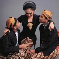 Sembilan tahun menjanda bersama dua buah hatinya, Cavin Obient Salomo Siahaan dan Cello Obient Siahaan. Bahkan, buah hatinya itu yang membuat pemilik album Hilang Permataku itu selalu merasa tenang. (Instagram/yunishara36)