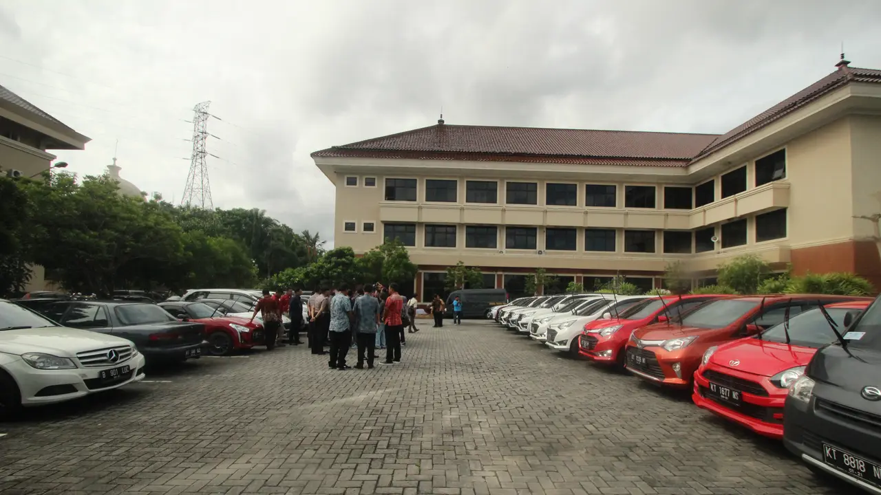 Admin Bergaji Rp 2 Juta Bisa Punya 18 Mobil Mewah, Kok Bisa? 