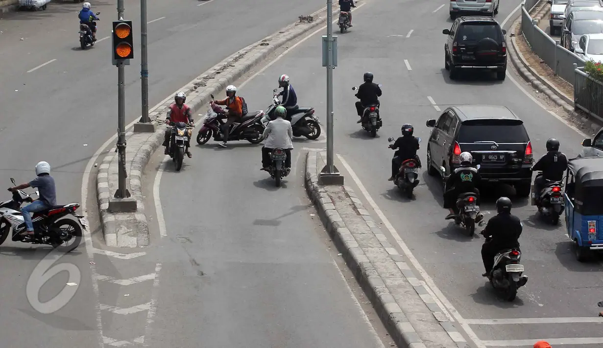 Sejumlah Pengendara motor terlihat melawan arah arus di kawasan Tanah Abang, Jakarta Pusat, Selasa (9/6/2015). Pelaksanaan denda maksimal diterapkan karena semakin sedikitnya kesadaran masyarakat mematuhi aturan lalu lintas. (Liputan6.com/Johan Tallo)