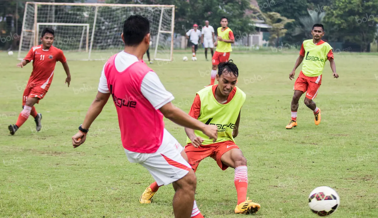 Gelandang Persija Jakarta, Novri Setiawan, berusaha merebut bola saat latihan di Lapangan Villa 2000, Tangerang Selatan, Rabu (30/3/2016). (Bola.com/Vitalis Yogi Trisna)