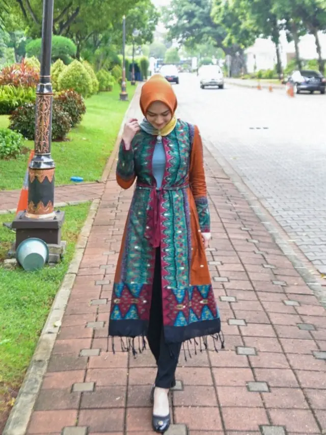 Model Tunik Simpel Kekinian ala Melody Laksani