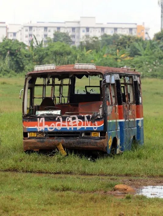 Bangkai bus Metromini terparkir di Pool Bus Dishub DKI Jakarta, Jumat (23/3). Metromini tak layak mulai digantikan Minitrans dan Metrotrans yang menghubungkan penumpangnya dari beberapa titik bus stop ke halte TransJakarta. (Liputan6.com/Arya Manggala)