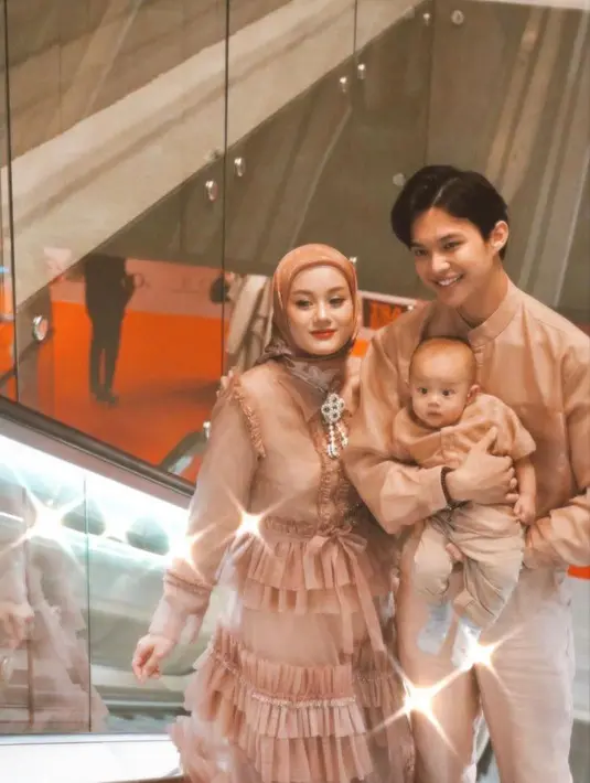 Tak ingin kalah memukau dari penampilan sang istri, Rey Mbayang pun tampil modis dengan kemeja serta celana panjang warna senada. Begitu pula anaknya, Shaka. (Instagram/dindahw).