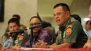 Panglima TNI, Jenderal TNI Gatot Nurmantyo (kanan) memberikan keterangan jelang bergulirnya turnamen sepakbola Jenderal Sudirman Cup di Mabes TNI, Jakarta, Senin (26/10/2015). Turnamen ini akan diikuti 15 tim. (Liputan6.com/Helmi Fithriansyah)