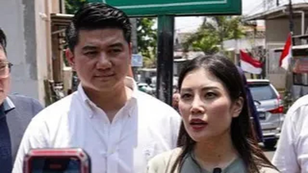 "Keseruan hari ini bersama warga Kampung Lontong bersama chef @arnoldpo," tulisnya.