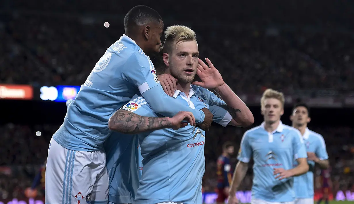 Pemain Celta Vigo, John Guidetti (tengah) merayakan gol bersama rekannya saat melawan Barcelona pada lanjutan La Liga Spanyol di Stadion Camp Nou, Barceloa, Senin (15/2/2016) dini hari WIB. (AFP/Josep Lago) 