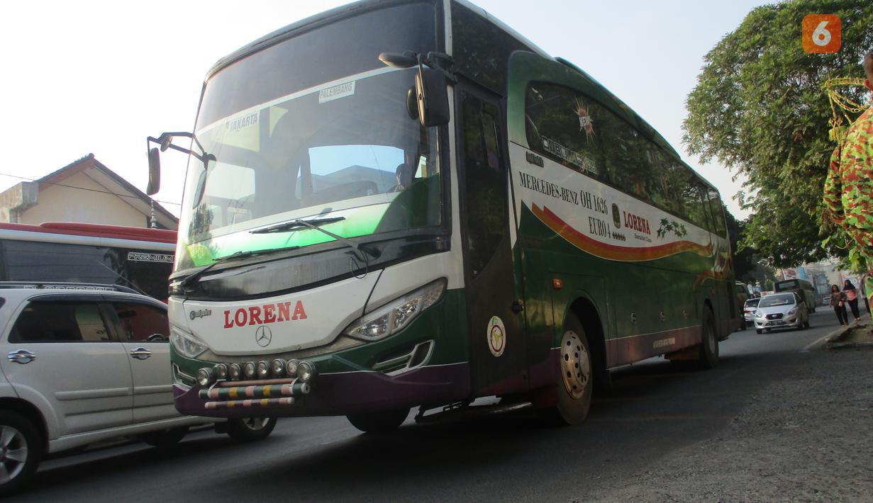 Generasi kedua ini dinamai Jetbus 2 yang merupakan pengembangan dari generasi sebelumnya dengan perubahan minor. Lampu depan sudah menggunakan lampu berbentuk tajam dengan LED dan halogen untuk lampu jauhnya. Perubahan juga terjadi pada bagian belakang yang dimana lampunya juga sudah menggunakan LED. Perubahan lainnya yaitu penambahan spoiler dan perubahan pada grill belakang. Sementara untuk pilarnya masih sama dengan generasi sebelumnya.