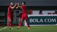Penyerang Persija, Marko Simic (kiri) bersama Otavio Dutra merayakan gol pertama timnya ke gawang Persela Lamongan  dalam laga pekan ke-4 BRI Liga 1 2021/2022 di Stadion Pakansari, Bogor, Jumat (24/09/2021). (Bola.com/Bagaskara Lazuardi)