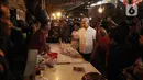 Bakal Calon Presiden PDI Perjuangan Ganjar Pranowo berbincang dengan pedagang saat mengunjungi Pasar Warakas, Tanjung Priok, Jakarta Sabtu (24/6/2023). (merdeka.com/imam buhori)