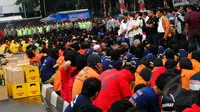 Aparat kepolisian mengungkap hasil operasi pemberantasan premanisme di Mapolda Metro Jaya, Jakarta, Selasa (3/2/2015). Sejumlah preman dikumpulkan dihalaman Polda Metro Jaya. (Liputan6.com/JohanTallo)