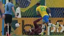 Pemain Brasil Gabriel Barbosa (kanan) mencetak gol ke gawang Uruguay pada pertandingan kualifikasi Piala Dunia 2022 di Arena da Amazonia, Manaus, Brasil, Kamis (14/10/2021). Brasil menang 4-1. (AP Photo/Andre Penner)