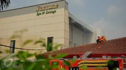 Kebakaran terjadi di gedung Hotel dan Spa Fortune, Jalan KH Mas Mansyur, Jakarta, Rabu (20/4/2016). Suku Dinas Pemadam Kebakaran (Sudin Damkar) Jakarta Pusat langsung mengerahkan 21 unit mobil damkar untuk menjinakkan api. (Liputan6.com/Istimewa)