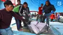 Nelayan memindahkan ikan laut hasil tangkapan di Pelabuhan Muara Angke, Jakarta, Kamis (26/10). Kementerian Kelautan dan Perikanan (KKP) menyatakan hasil ekspor perikanan Indonesia menunjukkan peningkatan. (Liputan6.com/Angga Yuniar)