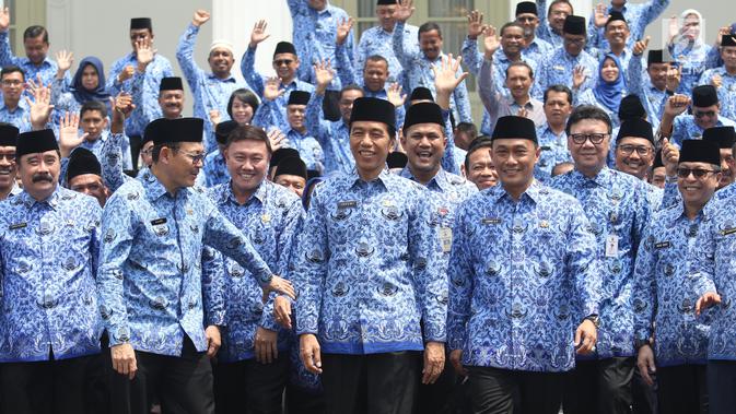 Presiden Joko Widodo (Jokowi) berfoto bersama Aparatur Sipil Negara (ASN) seusai membuka Rapat Kerja Nasional Korps Pegawai Republik Indonesia (KORPRI) 2019 di Istana Negara, Jakarta, Selasa (26/2). (Liputan6.com/Angga Yuniar)