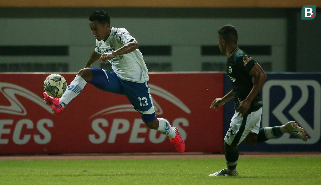 Pemain Persib Bandung, Febri Hariyadi (kiri) mengontrol bola dibayangi pemain Persikabo 1973, Manahati Lestusen dalam laga pekan ke-5 BRI Liga 1 2021/2022 di Stadion Wibawa Mukti, Cikarang, Senin (27/9/2021). (Bola.com/Ikhwan Yanuar)