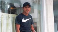 Hendra Bayauw merayakan ulang tahun ke-23 tahun. Ia merayakan bersama skuat Mitra Kukar di Bandung, Rabu (23/3/2016). (Bola.com/Permana Kusumadijaya)