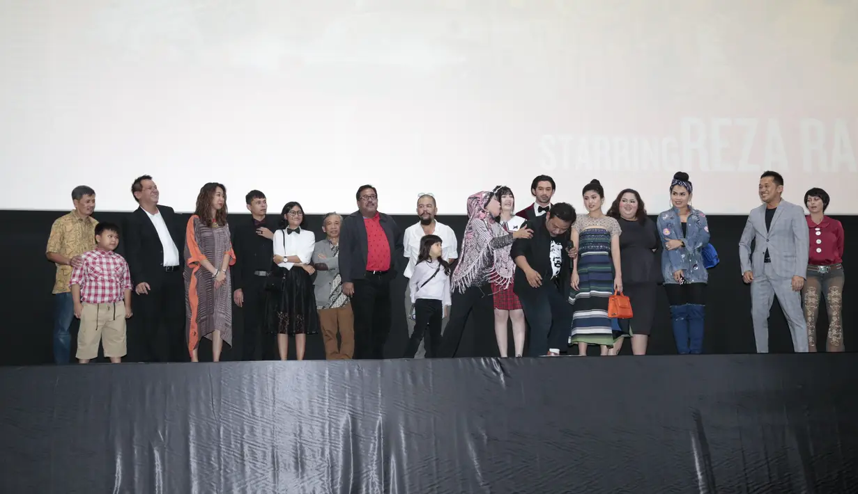 "Ini juga pertama kali saya buat semi musikal. Ini rumit karena ada beberapa part yang bikin saya agak kaget. Jadi maaf kalau belum terampil karena saya pribadi merasa sangat susah," kata Hanung saat gala premiere. (Nurwahyunan/Bintang.com)