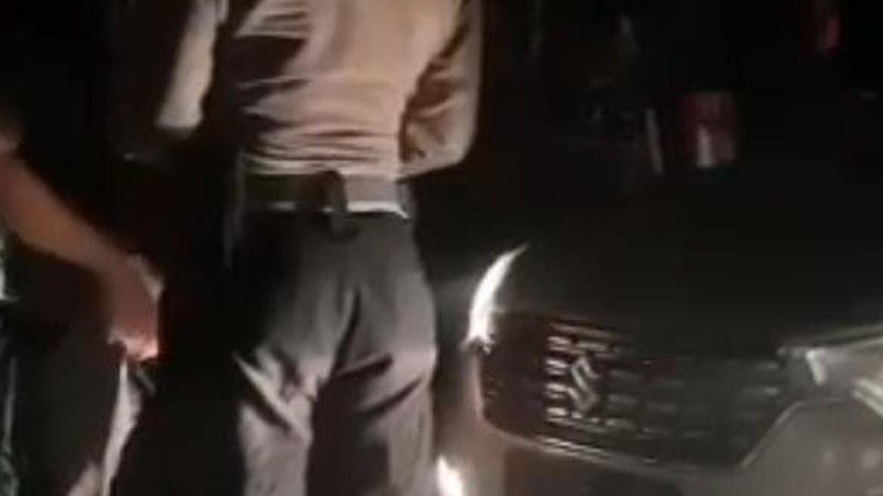 Jasad pria itu ditemukan dalam mobil Suzuki Ertiga dengan nomor polisi B 2965 FFM pada Senin (17/7) malam sekira pukul 22.30 WIB.