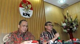 Johan Budi (kanan) memberikan keterangan saat konferensi pers terkait penetapan Sekjen partai Nasdem, Patrice Rio Capella (PRC), Jakarta, Kamis (15/10/2015). Penetapan terkait pemeriksaan lanjutan kasus bansos sumatra utara. (Liputan6.com/Helmi Afandi)