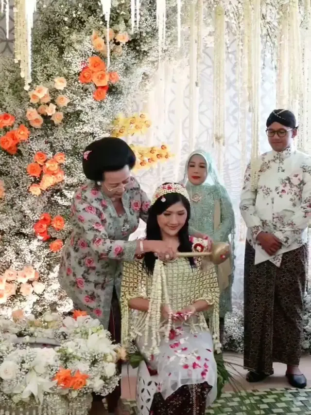 GKR Hemas melakukan siraman untuk Erina Gudono di Yogyakarta, Jumat, 9 Desember 2022. (Foto: Dok. Instagram @gkr_hemas)