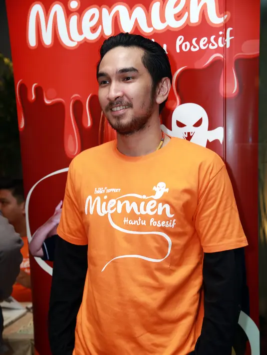 Dalam debut aktingnya, Amec Jen Aris mantan drummer band Lyla harus memerankan karakter cowok melambai di film ‘Miemien hantu Posesif’. (Deki Prayoga/Bintang.com)