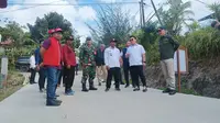 Wakil Bupati Kutai Kartanegara, Rendi Solihin meninjau progres pemasangan Lampu Penerangan Jalan Umum (LPJU).
