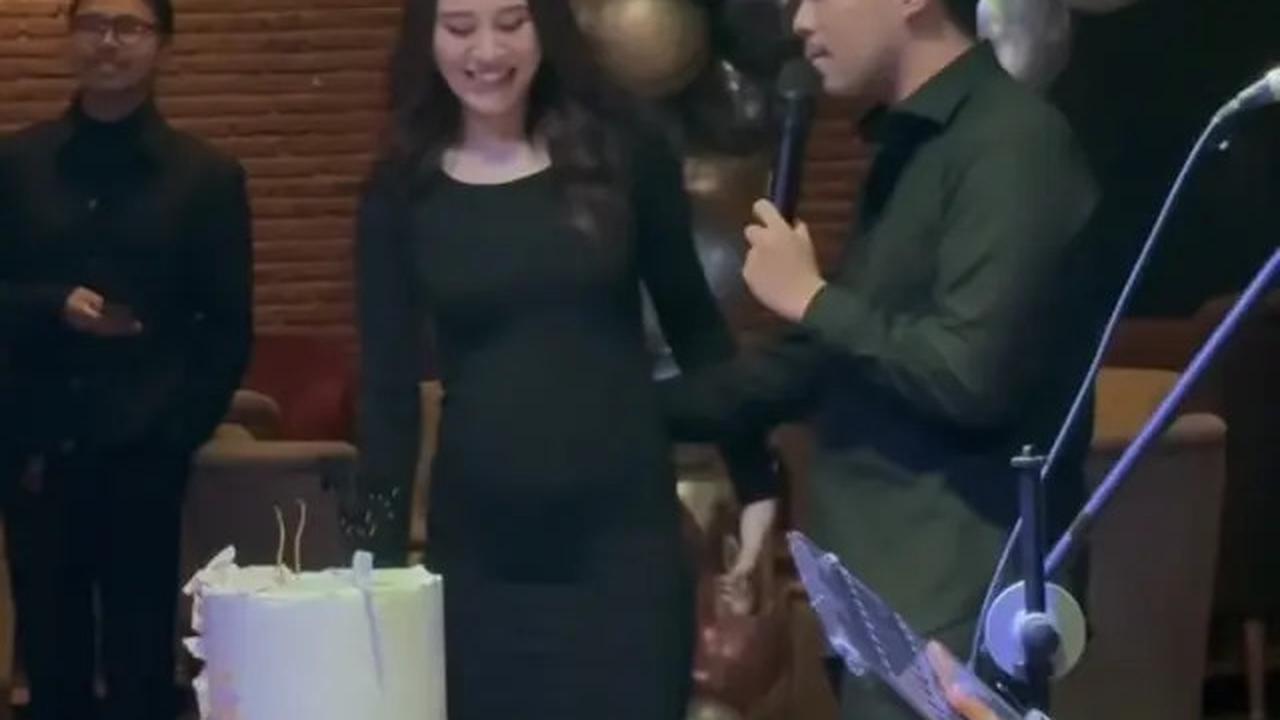 Penampilan Aaliyah Massaid Serba Chanel saat Berikan Kejutan Ulang Tahun Suaminya, Baby Bump Mulai Terlihat