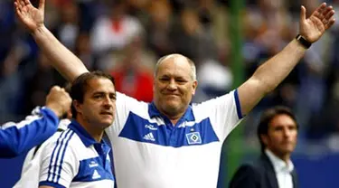 Hamburg&#039;s coach Martin Jol celebrates after their 4th day Bundesliga football match against Bayer Leverkusen on September 13, 2008 at the in Hamburg. Hamburg won 3-2 and takes the head of the Bundesliga. AFP PHOTO DDP/ ROLAND MAGUNIA