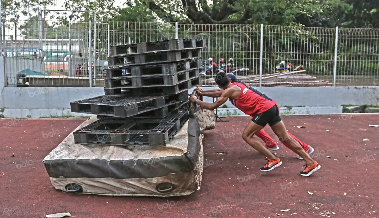 Atlet sedang memindahkan peralatan atletik di Stadion Madya, Senayan, Jakarta,Senin (25/4/2016). (Bola.com/Nicklas Hanoatubun)