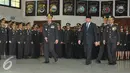 Kapolri Jenderal Badrodin Haiti (kanan) berjalan untuk menerima penganugerahan tanda kehormatan di Jakarta, Senin (29/6/2015). Tanda kehormatan diberikan kepada anggota kepolisian yang berjasa memajukan kepolisian RI. (Liputan6.com/Herman Zakharia)