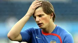 Russian forward Andrei Arshavin reacts during a team training session in Vienna on June 25, 2008, on the eve of their Euro 2008 semi-final match against Spain. AFP PHOTO / YURI KADOBNOV