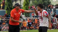 Pelatih Paulo Camargo (kiri) memberi arahan pada penyerang Persija asal Brasil, Rafael Dos Santos Lima saat laga uji coba melawan Barito Putera di Stadion Bea Cukai, Jakarta, Selasa (5/4/2016). Laga berakhir imbang 2-2. (Liputan6.com/Helmi Fithriansyah)