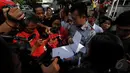Ade Yuliawan kuasa hukum Zainal Abidin menjawab pertanyaan wartawan di Dermaga Wijaya Pura, Jawa Tengah, Kamis (5/3/2015). (Liputan6.com/Johan Tallo)
