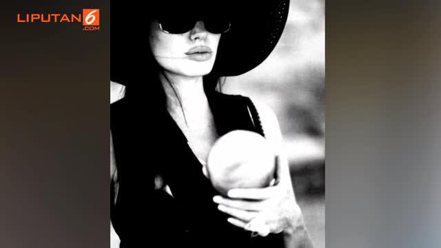 Semua foto yang dijual adalah hasil karya dari Brad Pitt sendiri.
