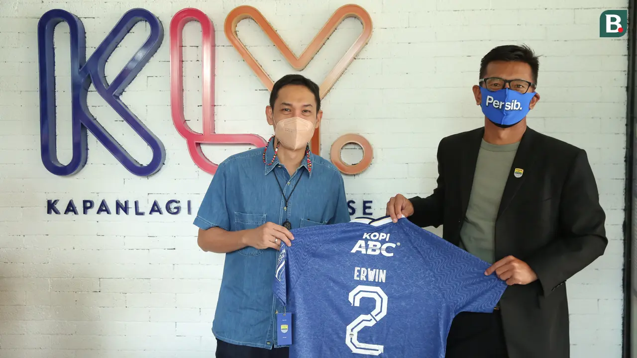 Vice Editor in Chief Bola.Com & Bola.net, Erwin Fitriansyah dan Direktur PT Persib Bandung Bermartabat (PBB), Teddy Tjahjono