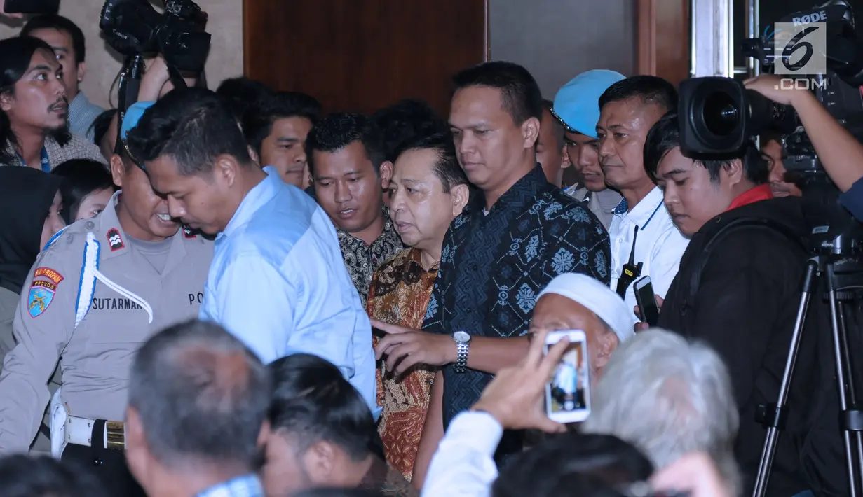 Terdakwa korupsi proyek e-KTP, Setya Novanto (tengah) masuk ruang sidang untuk mengikuti pembacaan putusan di Pengadilan Tipikor, Jakarta, Selasa (24/4). Sebelumnya, Setya Novanto dituntut 16 tahun penjara. (Liputan6.com/Helmi Fithriansyah)