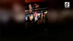 Ketika asik berdansa, pasangan ini kehilangan keseimbangan. Akibatnya, ia terjatuh ke kolam.