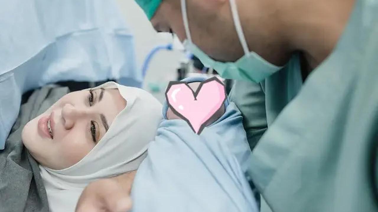 7 Potret Kesha Ratuliu Melahirkan Anak Ketiga, Penuh Haru