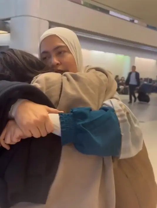 "Ingat mamah papah akan selalu ada untuk kalian berdua ...walaupun mamah papah tidak terlihat se ujung rambutpun 💙💙💙💙💙💙💙 #backtojakarta #ninggalinanakbuatsekolah," tulis astridkuya dalam unggahan 28 November. [Instagram/astridkuya]