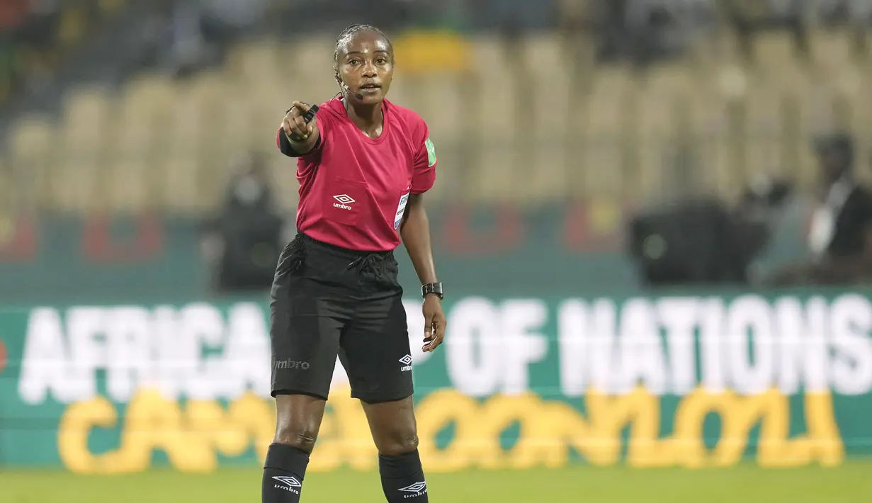 Dia pernah dipercayai memimpin laga Piala Dunia Wanita, Piala Negara Wanita Afrika, dan Liga Champions Wanita. (AP/Themba Hadebe)