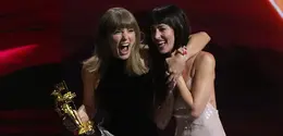Taylor Swift menerima penghargaan Video of the Year untuk lagu “The Fate of Ophelia” dalam ajang MTV Video Music Awards (VMAs) 2026 di Peacock Theater, Los Angeles, Amerika Serikat, Minggu (27/9/2026) waktu setempat. (AP Photo/Chris Pizzello)