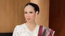 <p>Sedangkan Loemongga juga tampil anggun dengan paduan songket dan kebaya putih.</p>