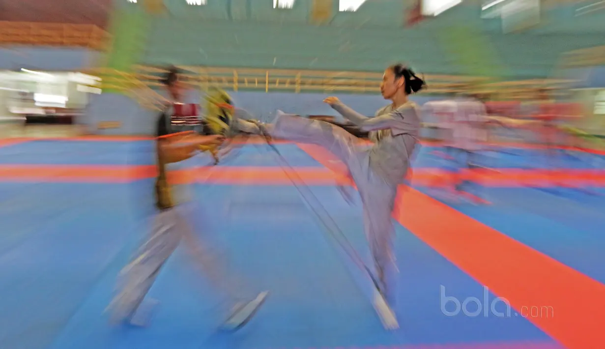 Para atlet Tim Taekwondo Indonesia yang turun pada kategori Kyorugi berlatih tendangan di GOR Popki, Cibubur (13/7/2017). (Bola.com/Nicklas Hanoatubun)